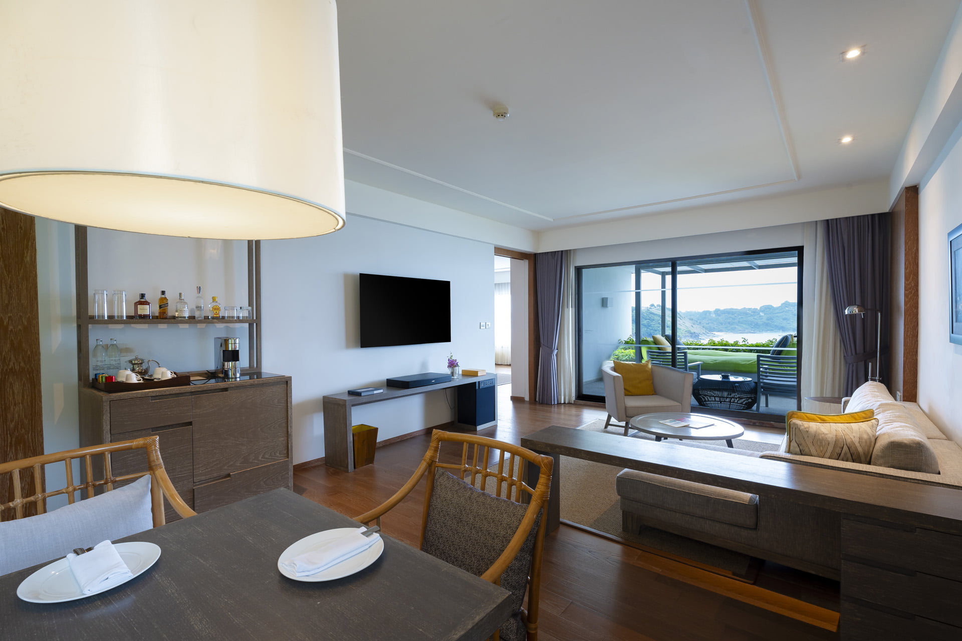 Royal Ocean View Suite Wohnzimmer - The Nai Harn Phuket